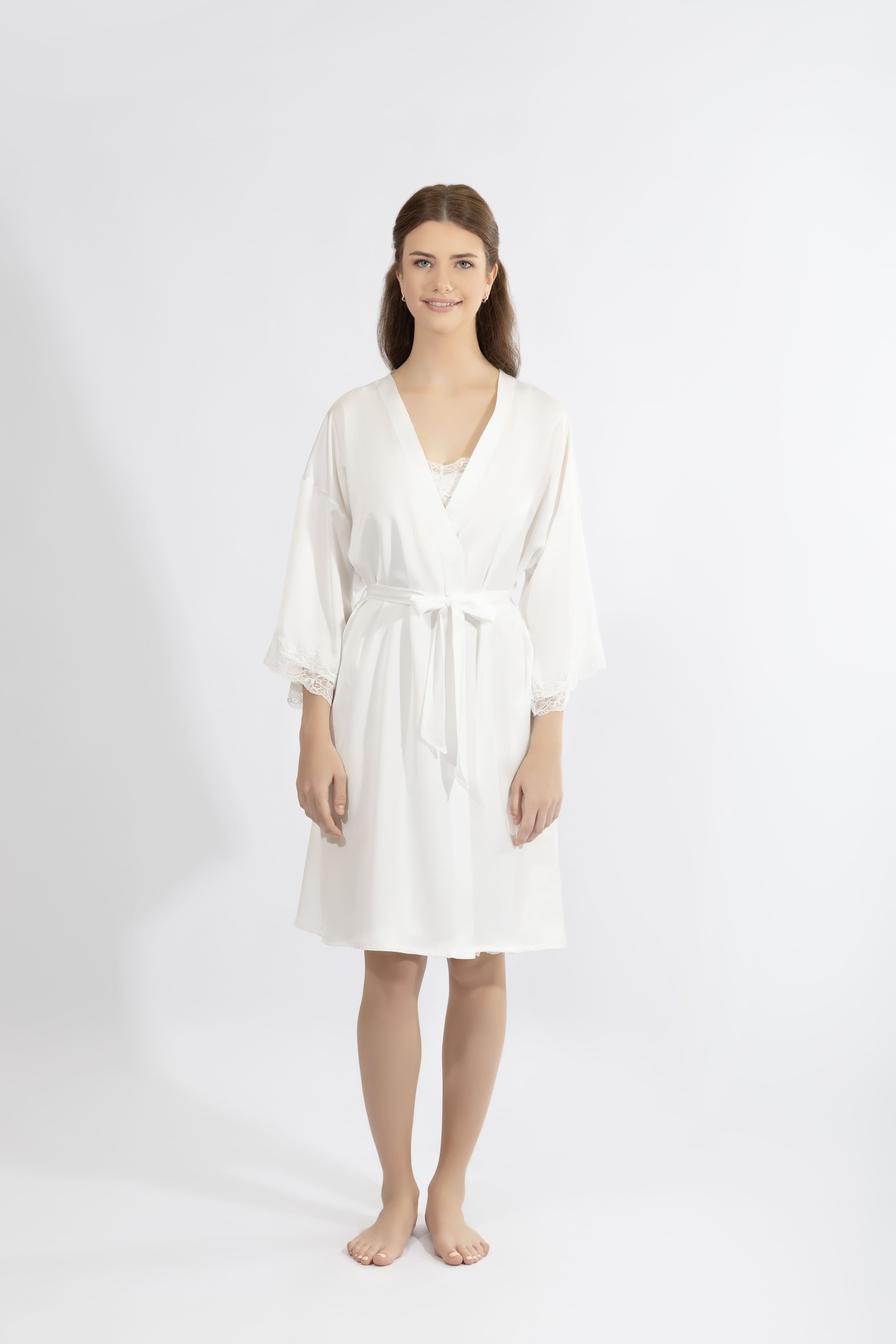 Harmony - Λευκή Σατέν Ρόμπα Με Δαντελένια Μανίκια